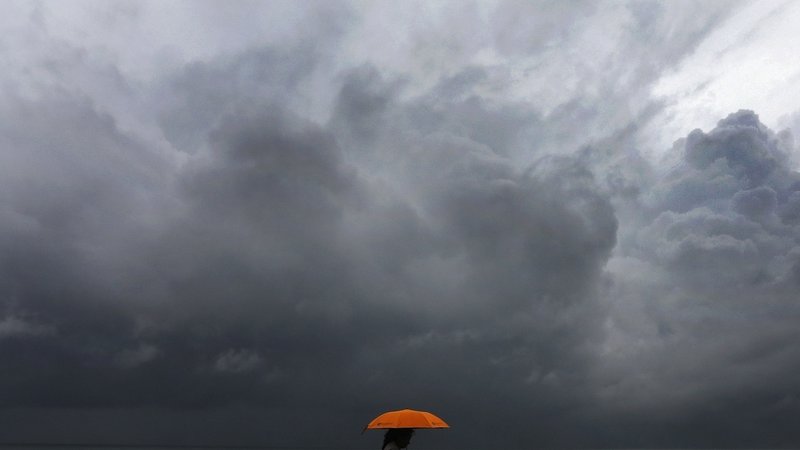Fotografija: Spremenljivo vreme nas čaka tudi v naslednjih dneh. FOTO: Dinuka Liyanawatte/Reuters