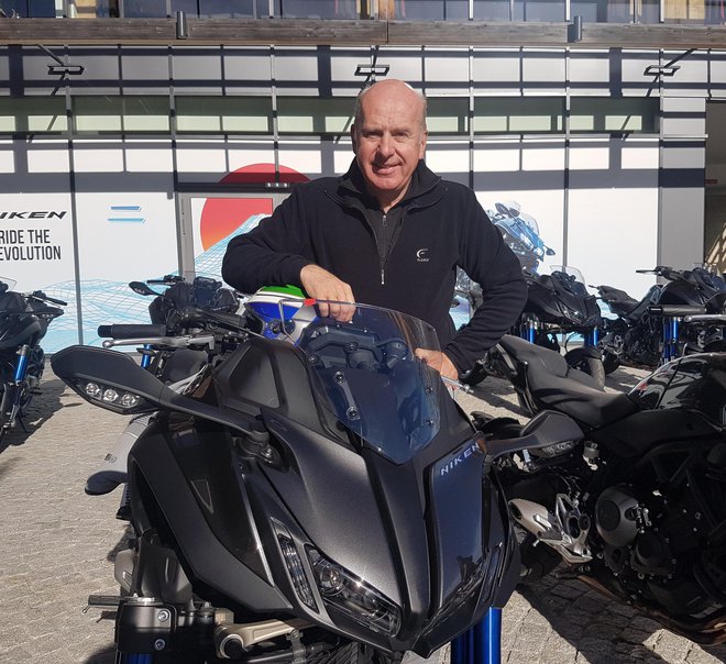 Predsednik Yamaha Motor Europe Eric de Seynes je našel povezavo med zarezno tehniko smučanja in občutki, ki jih v ovinkih ponuja niken.