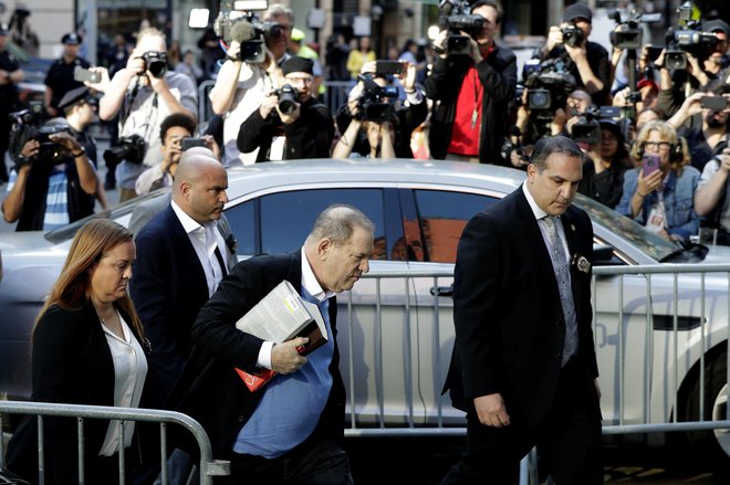 Harvey Weinstein se je, kot je obljubil, danes predal policiji. FOTO: Julio Cortez/Ap