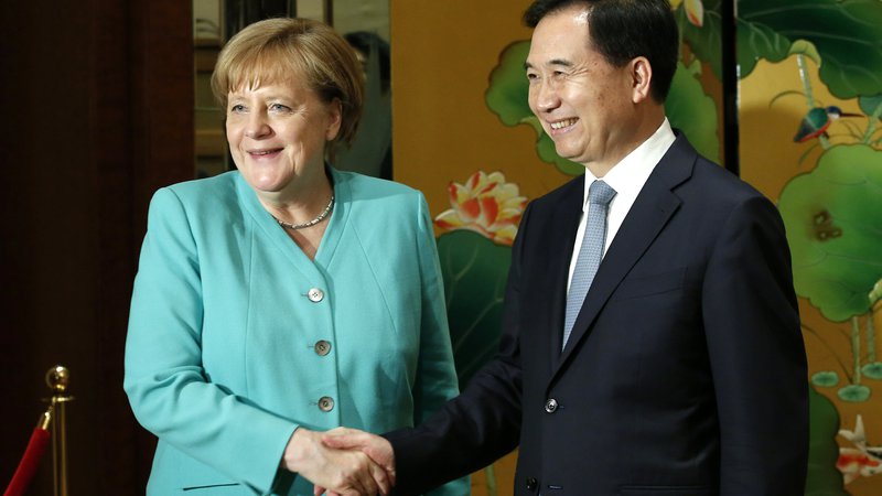 Fotografija: Angela Merkel  z Li Xijem v Shenzenu.
FOTO: ReutersFOTO: Bobby Yip/Reuters
