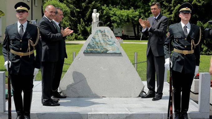 Fotografija: Odkritje spomenika slovenskemu narodu za upor proti agresorju 1990-1991. FOTO: Daniel Novakovič/STA