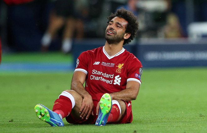 Mohamed Salah je zaradi poškodbe zapustil zelenico že v prvem polčasu. FOTO: Hannah Mckay/Reuters