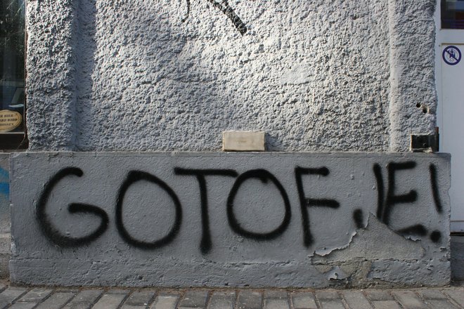 Kiparka je v projektu Grafiti tekstualne grafite po Ljubljani prevedla v Braillovo pisavo. FOTO: nezaknez.com