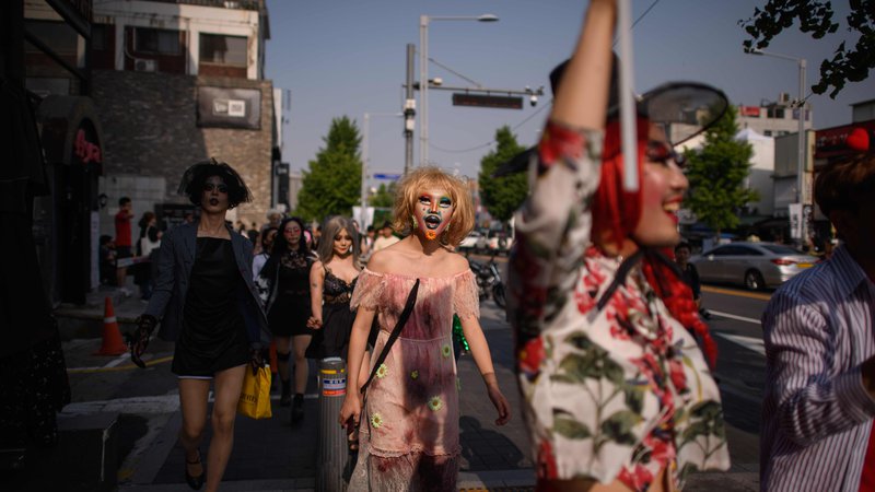 Fotografija: V Seulu je prvič potekala parada istospolno usmerjenih, ki se oblačijo v ženske (drag queen), kar je za konservativno državo, kot je Južna Koreja, majhen, vendar pomemben korak, ko gre za spol in spolnost. FOTO: Ed Jones/AFP