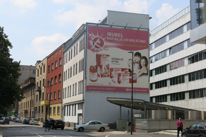 Z novim OPN MOL bo na slepih fasadah prepovedano reklamiranje. FOTO: Janez Petkovšek