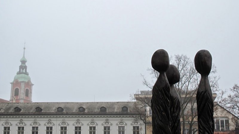 Fotografija: Spomenik ženskim demonstracijam proti fašističnemu nasilju poleti 1943 Edvarda Ravnikarja iz leta 1953 so leta 2010 nadomestili s skulpturo Dragice Čadež na Pogačarjevem trgu. FOTO: spomeniki.blogspot.si