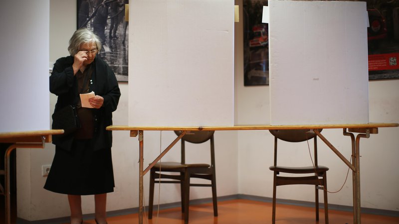 Fotografija: Bolni, ki na volilni dan ne zmorejo do volišča, lahko glas oddajo na svojem domačem naslovu. Foto: Jure Eržen/Delo