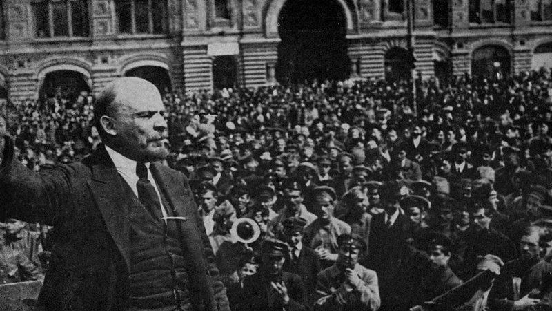 Fotografija: Lenin leta 1919 nagovarja množico. FOTO: Fotodokumentacija Dela