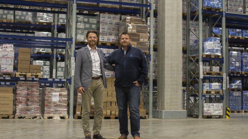 Fotografija: Aleš in Franc Erčulj, uprava podjetja Frigologo, v novem skladišču v Komendi. FOTO: Voranc Vogel/Delo