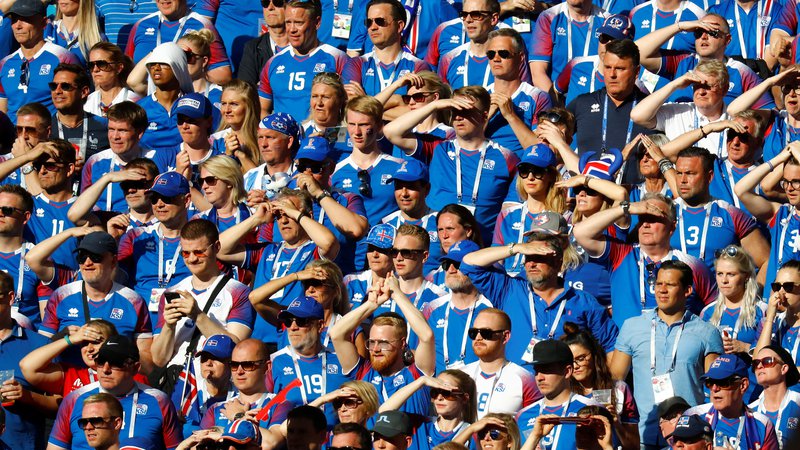 Fotografija: Islandski navijači so dočakali še en senzacionalen rezultat svojih ljubljencev. Foto Kai Pfaffenbach Reuters