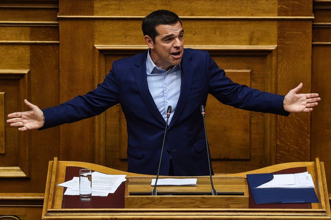 Grški premier je v soboto zvečer uspešno prestal glasovanje o nezaupnici v parlamentu zaradi sporazuma glede imena Makedonije. FOTO: AFP