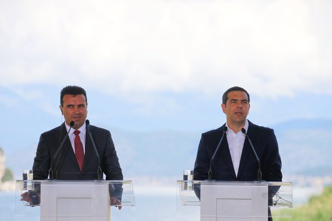 Zbrane sta pred podpisom nagovorila grški premier Aleksis Cipras in makedonski premier Zoran Zaev. FOTO: Reuters/Alkis Konstantinidis
