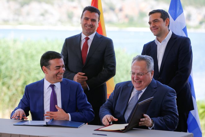 Dokument sta podpisala zunanja ministra Makedonije in Grčije, Nikola Dimitrov in Nikos Kocjas. FOTO: Reuters/Alkis Konstantinidis