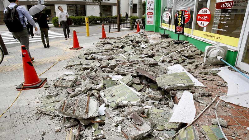 Fotografija: Strokovnjaki svarijo pred novim potresom. FOTO: Josuke Mizuno/AP