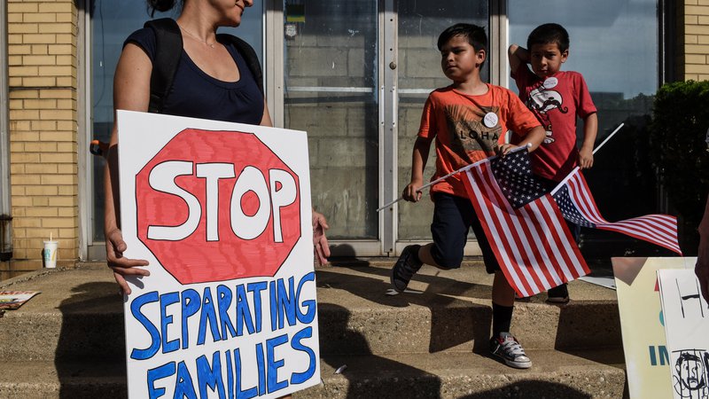 Fotografija: Protest proti ameriški politiki ničelne tolerance, po kateri vse odrasle, ki na nedovoljen način prečkajo mejo, obravnavajo kot kriminalce in jih ločijo od otrok. FOTO: Reuters