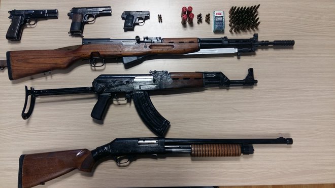 V hišnih preiskavah so zasegli 21 pištol, dva revolverja, šest pušk, več kot 3000 nabojev in drugo prepovedano orožje. FOTO: Slovenska policija