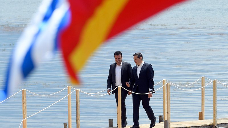 Fotografija: Čeprav to ni vsakdanja praksa na Balkanu, voditelji EU ne bi smeli dvomiti o možnosti, da bosta Atene in Skopje prešla od besed k dejanjem. FOTO: AFP