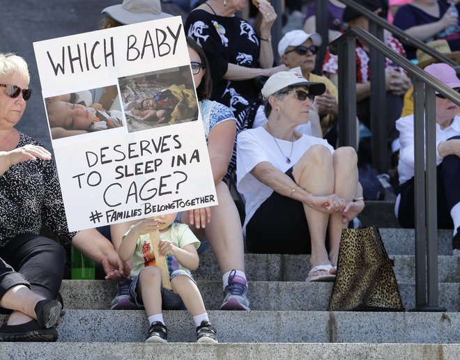 Kateri otrok si zasluži spati v kletki? FOTO: Ted S. Warren/Ap