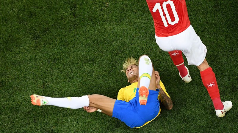 Fotografija: Tiskovni predstavnik brazilske reprezentance je pojasnil, da je poškodba posledica udarca, ki ga je prejel Neymar na prvi tekmi SP proti Švici. FOTO: AFP