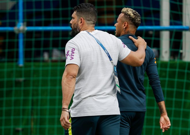 Neymar je odšepal s treninga. FOTO: AFP