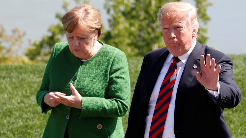 Fotografija: Trump kot vzrok za zaostrovanje svoje migrantske politike navaja tudi Nemčijo. FOTO: Yves Herman/Reuters