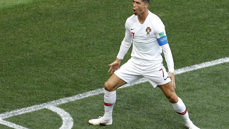 Fotografija: Cristiano Ronaldo je že v 4. minuti načel maroško mrežo. Foto Victor Caivano/Ap