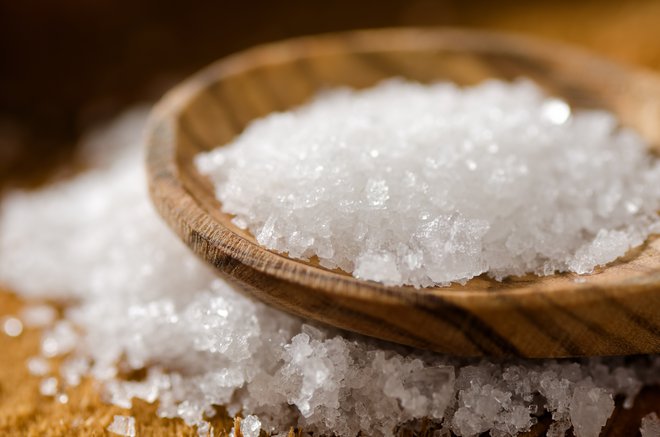 V poletnih dneh je potreba po soli nekoliko večja, saj s potenjem hitreje izločamo natrij.<br />
Foto Shutterstock