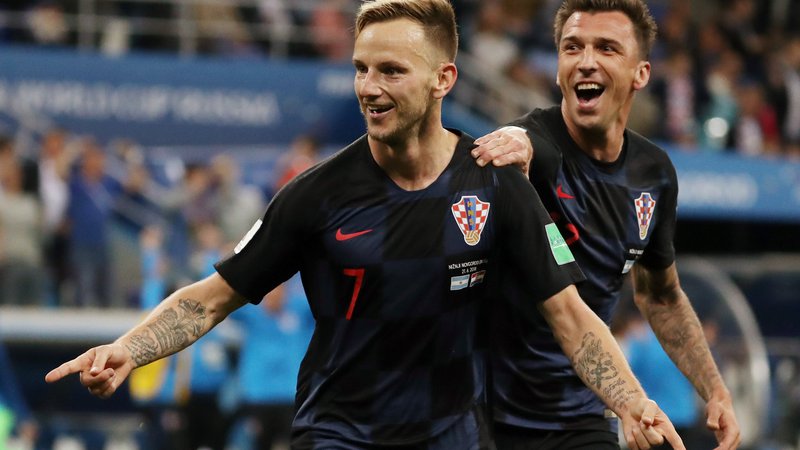Fotografija: Takole sta se veličastne hrvaške zmage proti Argentini veselila Ivan Rakitić in Mario Mandžukić.
FOTO Reuters