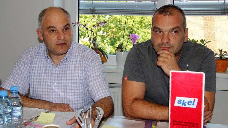 Fotografija: Mirko Hirci, sekretar Regijske organizacije SKEI Celje in Siniša Tadič, predsednik sindikata SKEI Štore Steel. Foto: Brane Piano/DELO