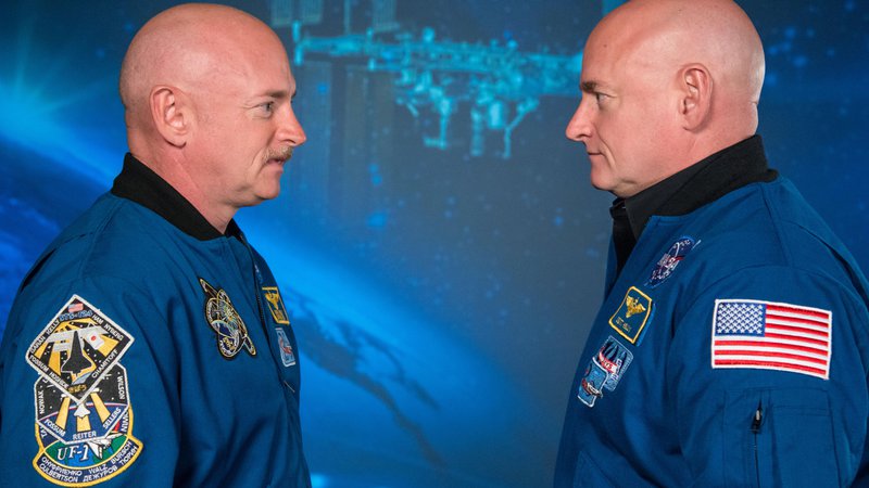 Fotografija: Mark (levo) in Scott Kelly (desno), dvojčka in astronavta FOTO: Robert Markowitz/Nasa