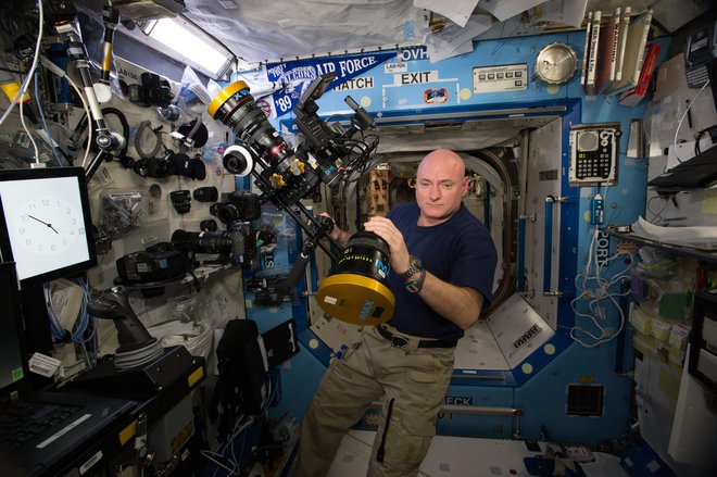 Scott Kelly s snemalno opremo v ameriškem laboratoriju, poimenovanem Destiny – po Mednarodni vesoljski postaji. FOTO: Robert Markowitz/Nasa/Johnson Space Center