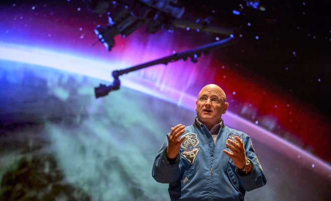 Scott Kelly govori v Washingtonu po vrnitvi z druge vesoljske misije. FOTO: Nasa/Bill Ingalls