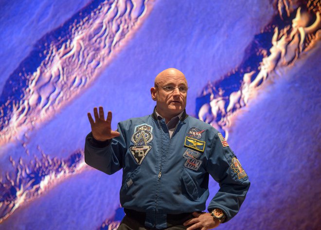 Scott Keelly govori v Washingtonu po vrnitvi z druge vesoljske misije. FOTO: Nasa/Bill Ingalls