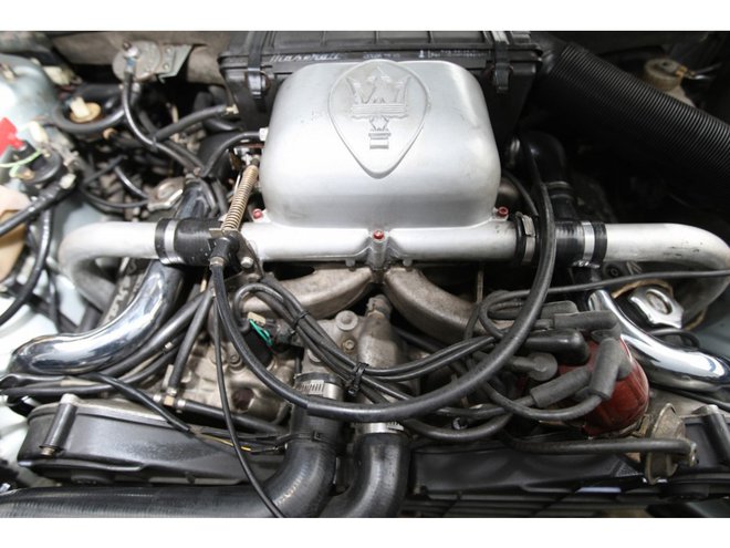 Pogon je sestavljal 2,0-litrski bencinski šestvaljnik z dvema turbopolnilnikoma. FOTO: Maserati