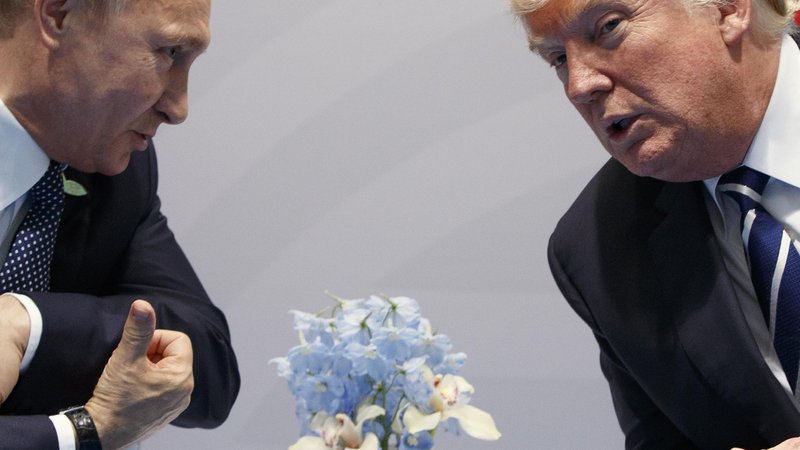 Fotografija: Vladimir Putin in Donald Trump se bosta srečala v Helsinkih. FOTO: AP