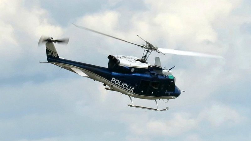 Fotografija: Helikoptersko nujno medicinsko pomoč izvaja letalska policija s tremi helikopterji. FOTO: Oste Bakal/Slovenske novice
