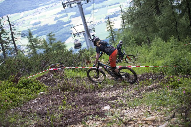 V okviru festivala Black Hole Bike Fest, ki v zgornji Mežiški dolini poteka že od prejšnjega konca tedna, se jutri ob 8. uri začenja dvodnevna svetovna enduro serija, ki bo prvič potekala v dveh državah - Sloveniji (Jamnica nad Prevaljami) in Avstriji (Peca). FOTO: Urosh Grabner