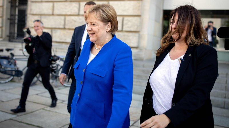 Fotografija: Notranji minister Horst Seehofer kanclerki Angeli Merkel očita, da lahko vlado vodi le zaradi njega, a ga kljub temu »meče iz sedla«. FOTO: AFP