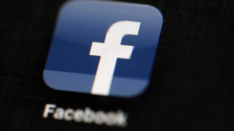 Fotografija: Razširitev zvezne preiskave ustvarja nova tveganja za Facebook, ki se še vedno izvija iz škandalov. FOTO: Matt Rourke/AP