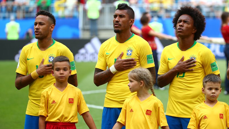 Fotografija: Neymar, Paulinho in Willian med glasnim petjem brazilske himne. Foto Reuters