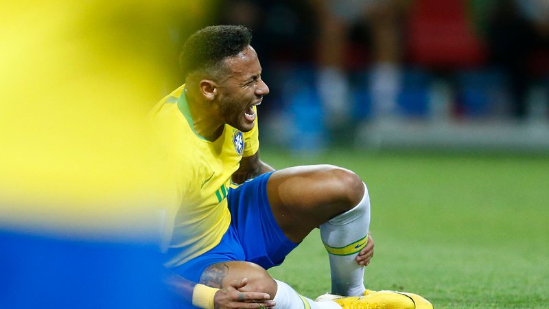 Fotografija: Skupaj je Neymar na tekmah preležal več kot 15 minut. FOTO: Benjamin Cremel/Afp