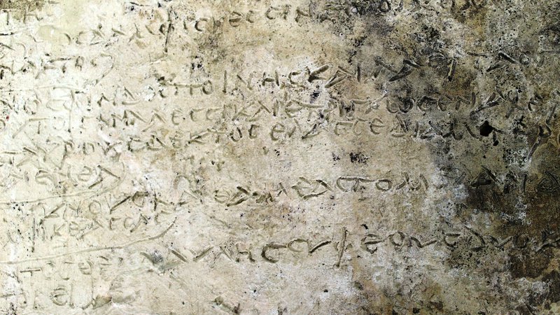 Fotografija: Za zdaj še nedatiran zapis na glineni plošči, ki so jo nedavno izkopali grški in nemški arheologi. Foto:Reuters