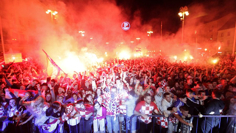 Fotografija: Povsod na Hrvaškem so tisoči navijačev ekstatično proslavljali največji zgodovinski uspeh hrvaškega nogometa. A kako bo šele v nedeljo? FOTO: AP