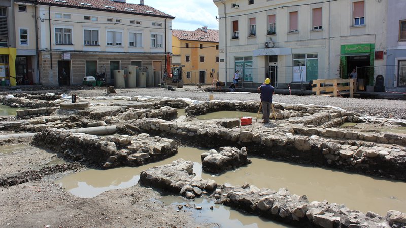 Fotografija: Obsežne arheološke raziskave na Lavričevem trgu, kjer bodo najzanimivejše ostanke rimskih stavb ohranili v izvirniku. Fotografije Blaž Močnik