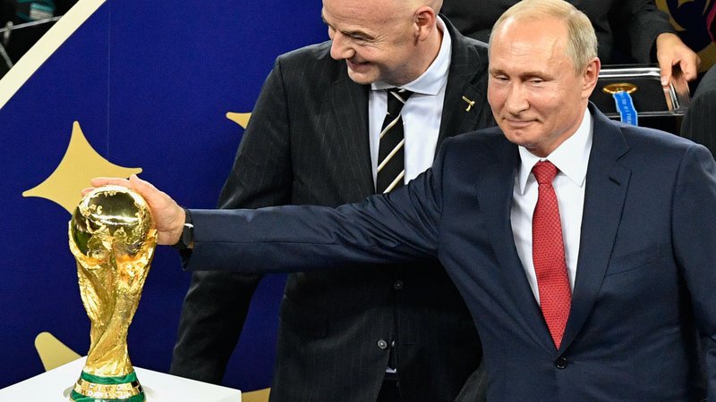 Fotografija: Vladimir Putin je tudi malce pobožal zmagovalni pokal. FOTO: AFP