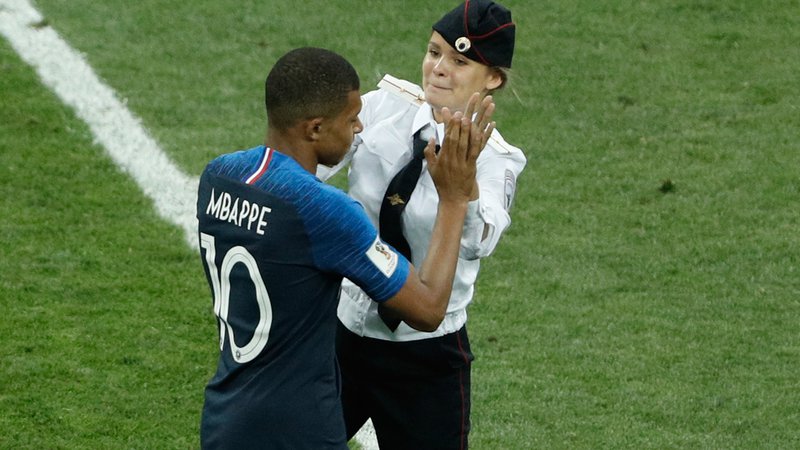 Fotografija: Francoski mladenič Kylian Mbappe je ostal miren in z eno deklet tlesknil z rokami. FOTO: AFP