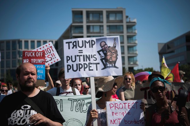 Protestniki v tako imenovanem shodu "Helsinki proti Trumpu in Putinu". FOTO: Jonathan Nackstrand/AFP