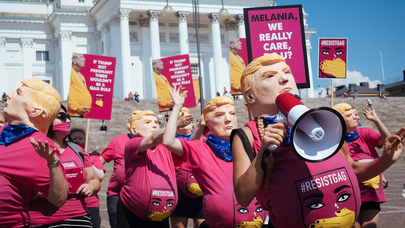 Fotografija: Protesters of the ResistGag movement stage a protest in Helsinki, Finland on July 16, 2018, to support women's rights ahead of the meeting between US President and his Russian counterpart. / AFP PHOTO / Alessandro RAMPAZZO