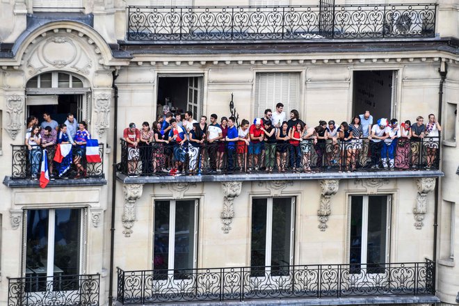 Ponosna Francija se jim z besedami — Hvala, Modri! — klanja na malone vsakem koraku.  FOTO: Gerard Julien/AFP