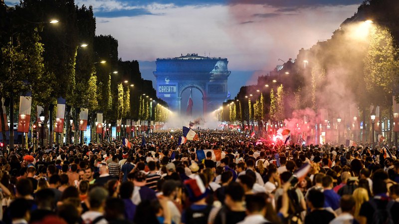 Fotografija: Ljudje so na ulicah slavili zmago svojih nogometašev. FOTO: Eric Feferberg/AFP